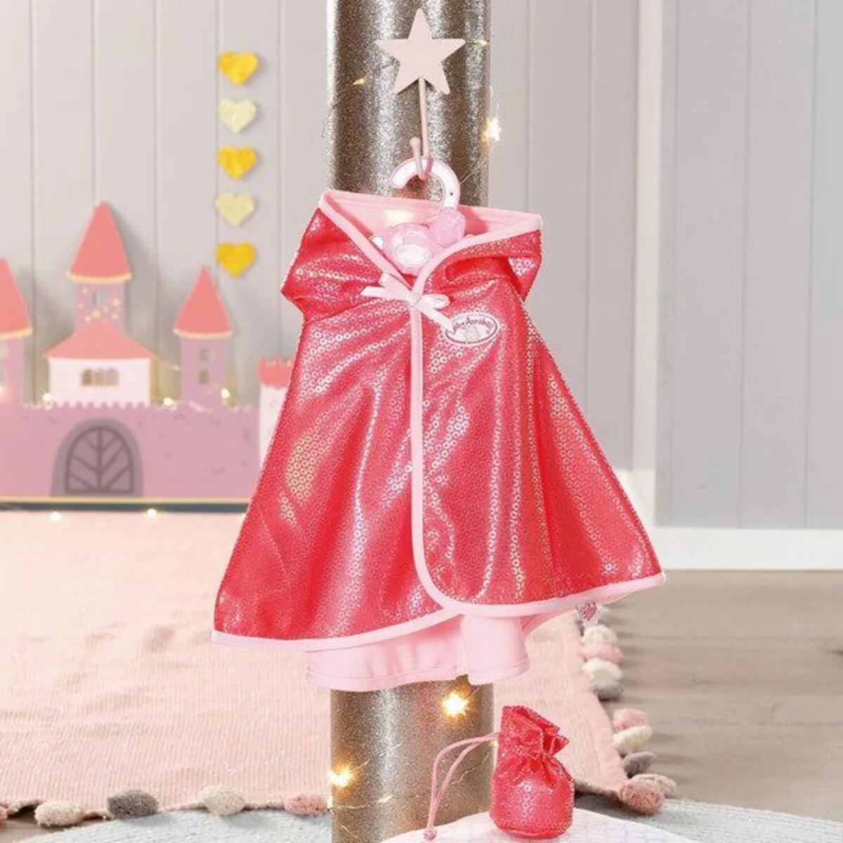 Baby Annabell® Little Sweet Cape 36cm aus Umhang und Tasche. Inklusive Kleiderbügel.