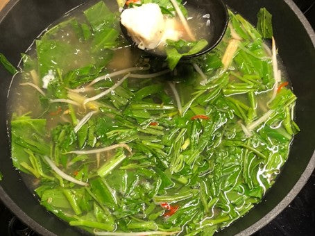 Kambodschanische Fischsuppe mit Blauleng aus dem Wok