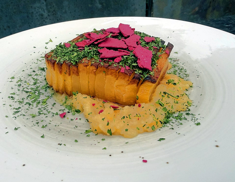 Steckrübe Deluxe mit Grünkohlflocken und Rote Beete Chips – veganes Rezept