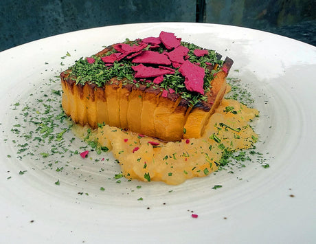 Steckrübe Deluxe mit Grünkohlflocken und Rote Beete Chips – veganes Rezept