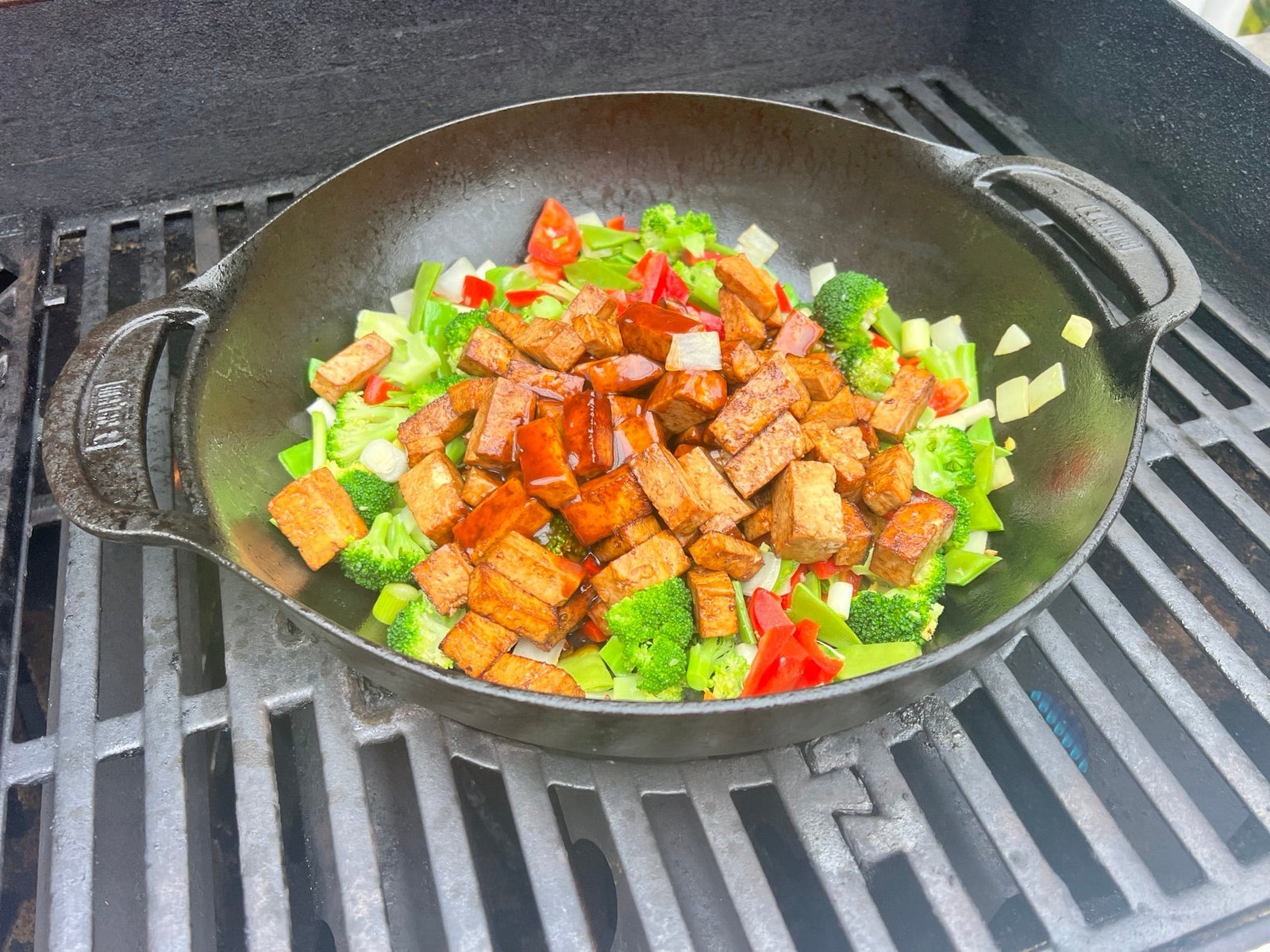 Asiatisches Tofu-Gemüse mit Hoisin-Sauce aus dem Wok - Rezept