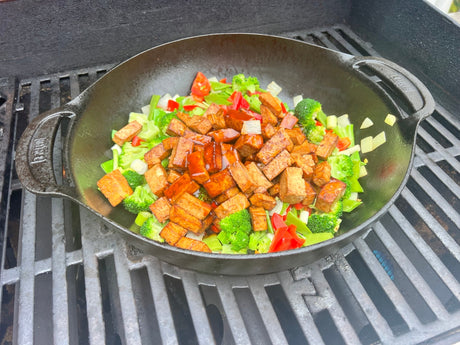 Asiatisches Tofu-Gemüse mit Hoisin-Sauce aus dem Wok - Rezept