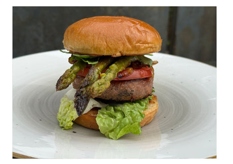 Vegane Burger mit grünem Spargel und karamellisierten Zwiebeln von der Plancha – Rezept