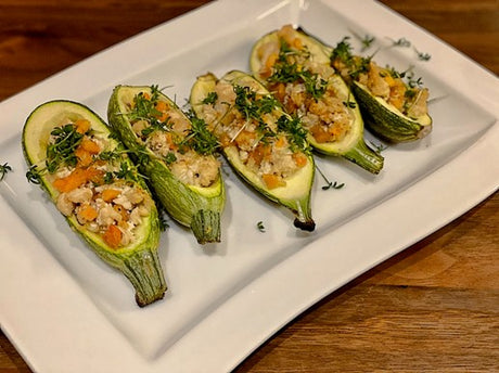 Gefüllte gegrillte Zucchini mit veganer Tofu-Tomaten-Füllung – Rezept